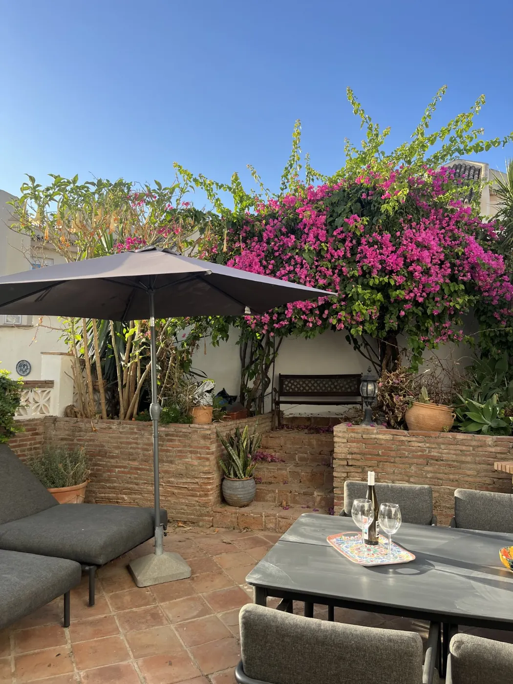 Terrasse med bougainvillea og spiseplads
