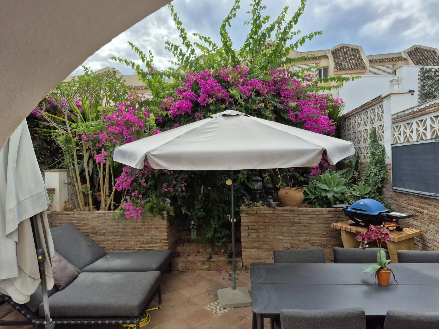 Terrasse med spisebord og udeliv