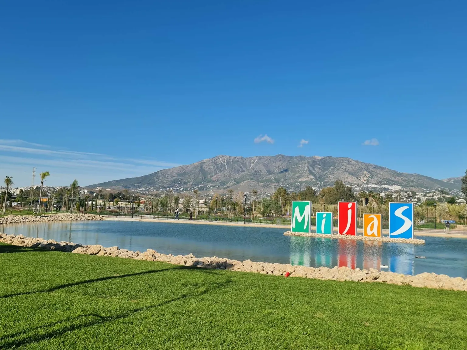 Mijas-parken med bjergene i baggrunden